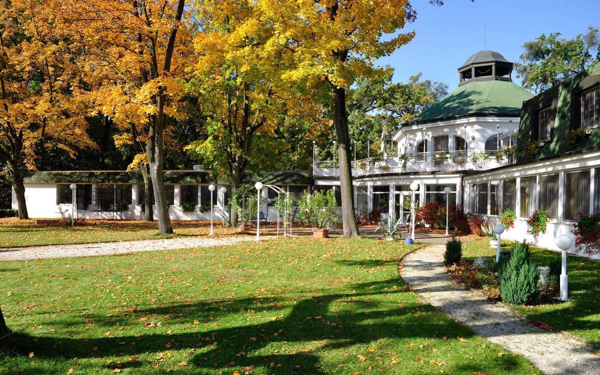 Hotel Ostrov Nymburk Dış mekan fotoğraf